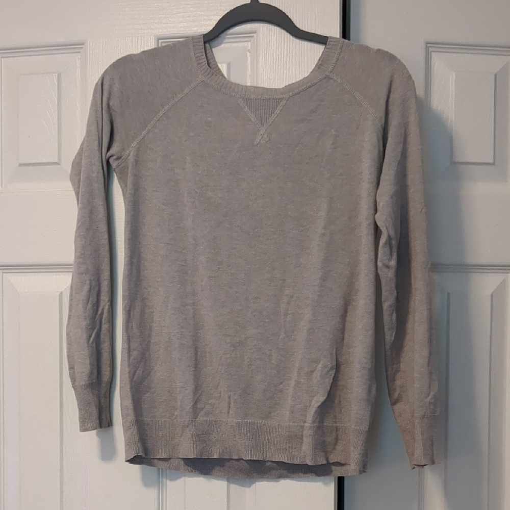 Old Navy Women's Light Gray Crew Neck Sweater